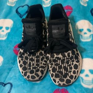 WOMEN'S ADIDAS ORIGINALS SWIFT RUN size 5